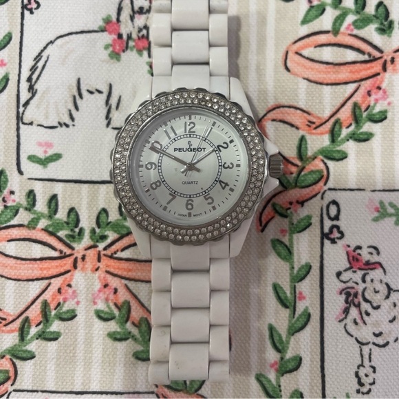 PUEGEOT QUARTZ WHITE !! This watch is versatile and pretty ! Needs battery - Picture 1 of 5